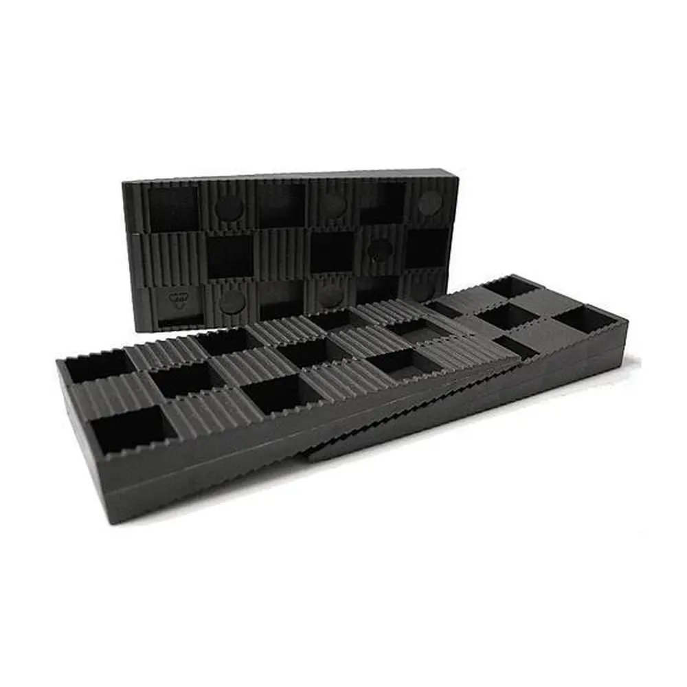 Plastové klinky s rozmermi 22 x 45 x 150 mm sú nenahraditeľní pomocníci pri montáži okien a dverí! Používajú sa najmä na vyrovnanie rámov okien a dverí v otvore a to vo všetkých osiach ale aj na dočasnú fixáciu montovaných prvkov okien a dverí. Klinky je možné použiť aj pri ďalších remeselníckych prácach.