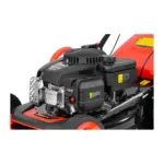 2 HP). Praktickým doplnkom je odkladací priestor na rukoväti na mobil a nápoj. Kosačka umožňuje vybrať si z 8 pozícií výšky kosenia v rozsahu 25 - 75 mm. Šírka záberu pri kosení dosahuje skvelých 45