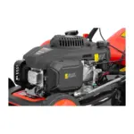 2 HP). Praktickým doplnkom je odkladací priestor na rukoväti na mobil a nápoj. Kosačka umožňuje vybrať si z 8 pozícií výšky kosenia v rozsahu 25 - 75 mm. Šírka záberu pri kosení dosahuje skvelých 45