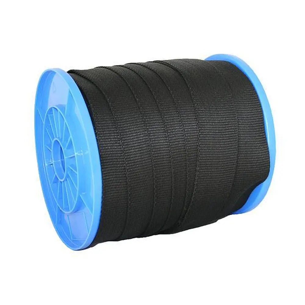 Popruh upínací Strend Pro WR50 je spoľahlivý a odolný pomocník pre zabezpečenie nákladu. S šírkou 25 mm a nosnosťou až 190 kg je ideálny na fixovanie predmetov pri preprave. Jeho čierna farba a dĺžka 70 m z neho robia skvelý nástroj pre rôzne úlohy.