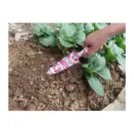 Táto lopatka z radu Ladies Line je dokonalým nástrojom pre každého milovníka záhradkárčenia. Kombinuje funkčný dizajn s estetickým prevedením