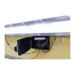 vlhkosťou a snehom. Taktiež chráni deti pred kontaktom s konektormi. Disponuje uzamykacím mechanizmom a gumovým tesnením okolo vstupov na káble. Použitie v interiéri aj exteriéri