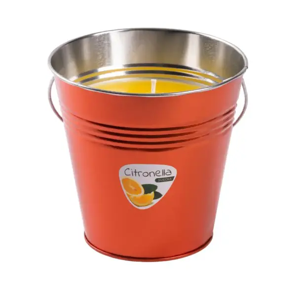 <p>Sviečka Citronella vo vedierku prevonia Váš domov sviežou citrusovou vôňou. Obsahuje 3% vonnej zložky. Približná doba horenia : 32 hodín. Váha vosku: 610 g. Rozmery : 150x150 mm.</p>