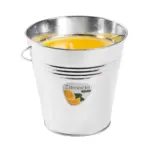 Sviečka Citronella vo vedierku prevonia Váš domov sviežou citrusovou vôňou. Obsahuje 3% vonnej zložky. Približná doba horenia : 30 hodín. Váha vosku: 510 g. Rozmery : 150x150 mm.