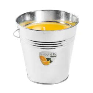 Sviečka Citronella vo vedierku prevonia Váš domov sviežou citrusovou vôňou. Obsahuje 3% vonnej zložky. Približná doba horenia : 30 hodín. Váha vosku: 510 g. Rozmery : 150x150 mm.