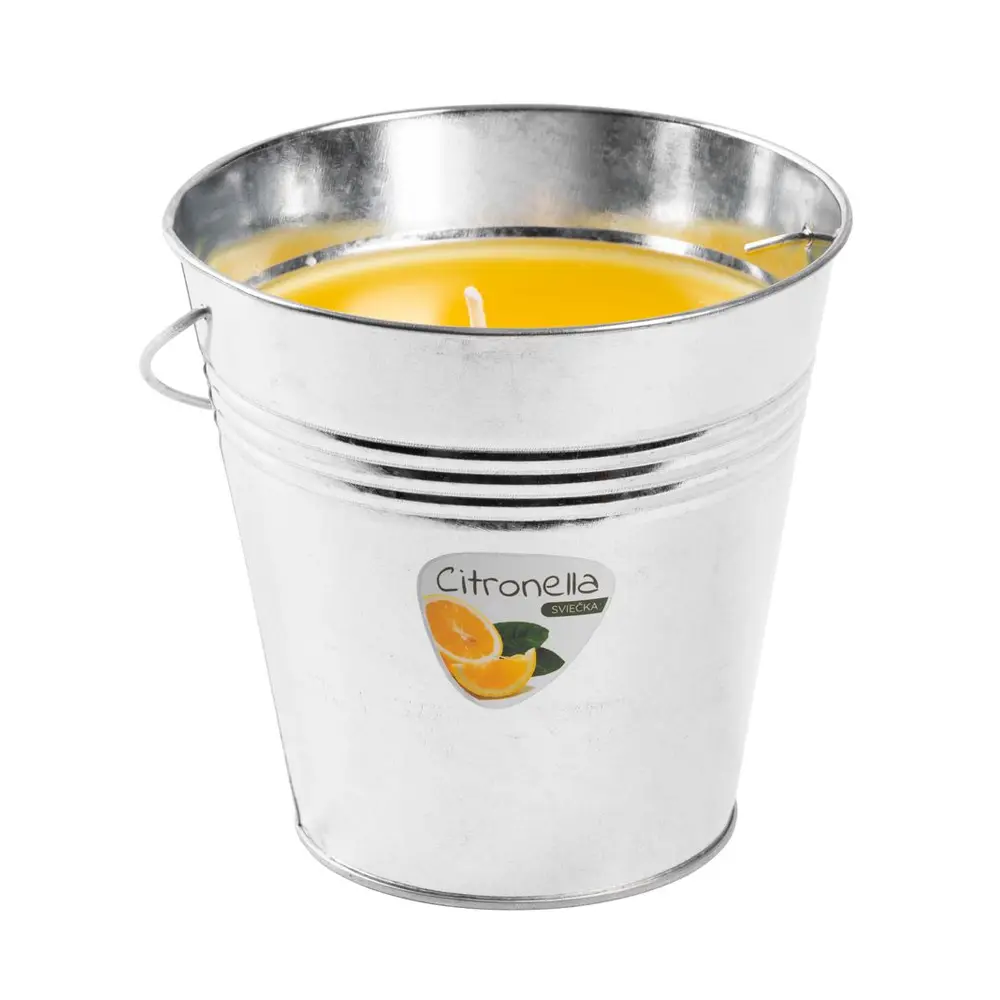 Sviečka Citronella vo vedierku prevonia Váš domov sviežou citrusovou vôňou. Obsahuje 3% vonnej zložky. Približná doba horenia : 30 hodín. Váha vosku: 510 g. Rozmery : 150x150 mm.