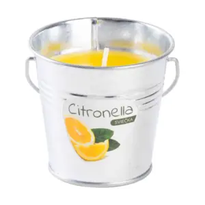Sviečka Citronella vo vedierku prevonia Váš domov sviežou citrusovou vôňou. Obsahuje 3% vonnej zložky. Približná doba horenia : 11 hodín. Váha vosku: 80 g. Rozmery : 80x72 mm.