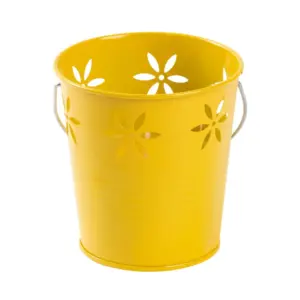 Sviečka Citronella vo vedierku prevonia Váš domov sviežou citrusovou vôňou. Obsahuje 3% vonnej zložky. Približná doba horenia : 12 hodín. Váha vosku: 160 g. Rozmery : 110x105 mm. Náhodný výber farby zelená/žltá.