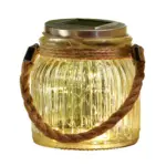 Solárna lampa s povrazom na zavesenie je elegantným doplnkom každej záhrady. Môžete si ju zavesiť na strom alebo položiť kamkoľvek chcete