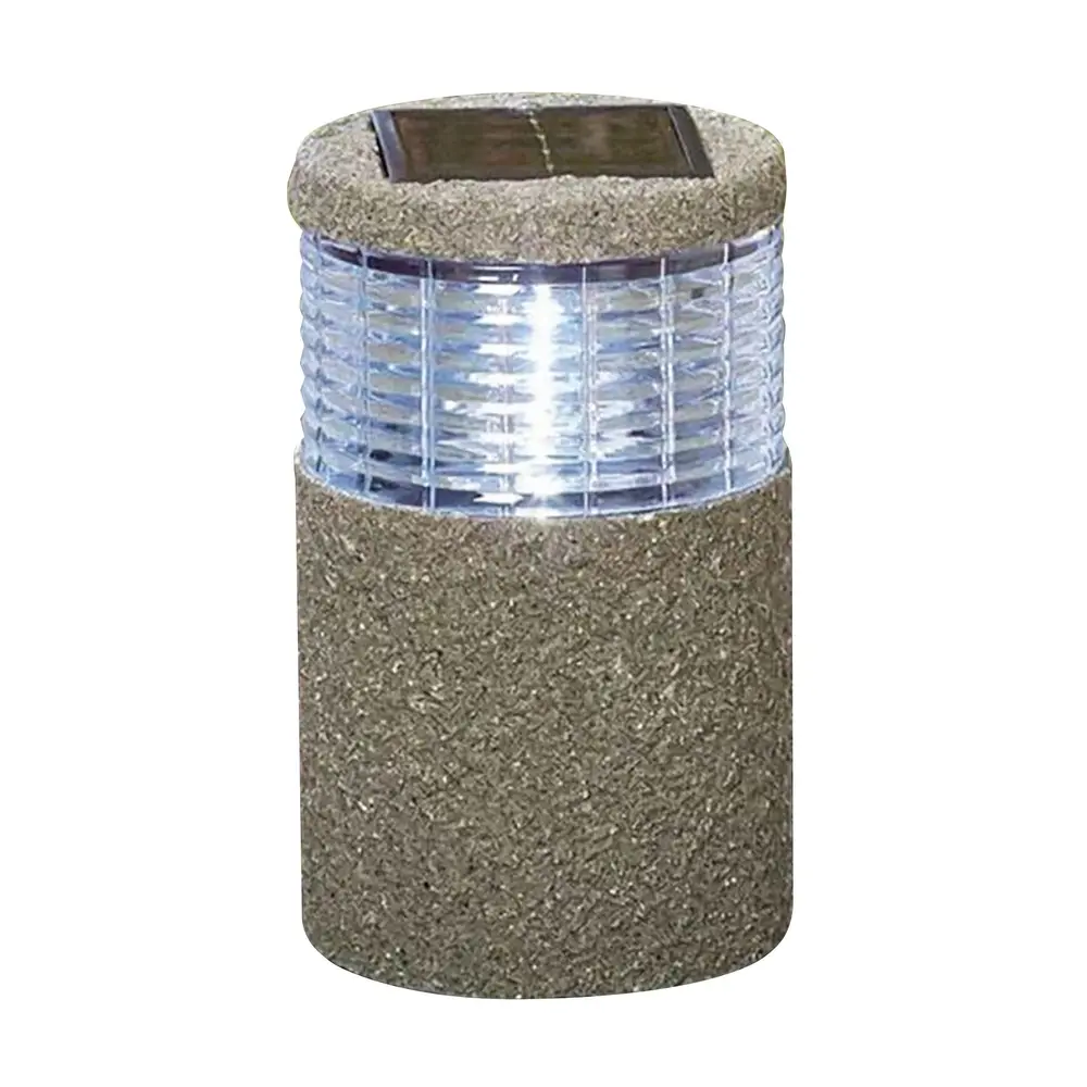 Solárna lampa je elegantným doplnkom každej záhrady