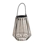 Solárna lampa na zavesenie v ratanovom dizajne je elegantným doplnkom každej záhrady. Môžete si ju zavesiť na strom alebo položiť kamkoľvek chcete