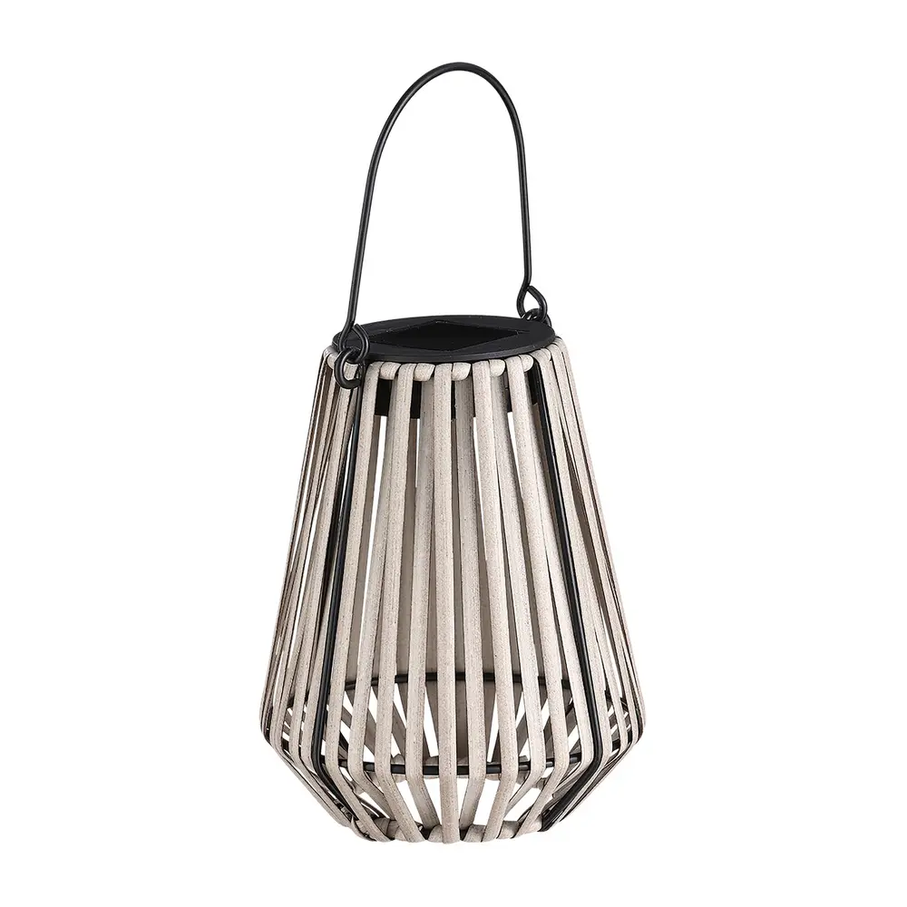 Solárna lampa na zavesenie v ratanovom dizajne je elegantným doplnkom každej záhrady. Môžete si ju zavesiť na strom alebo položiť kamkoľvek chcete