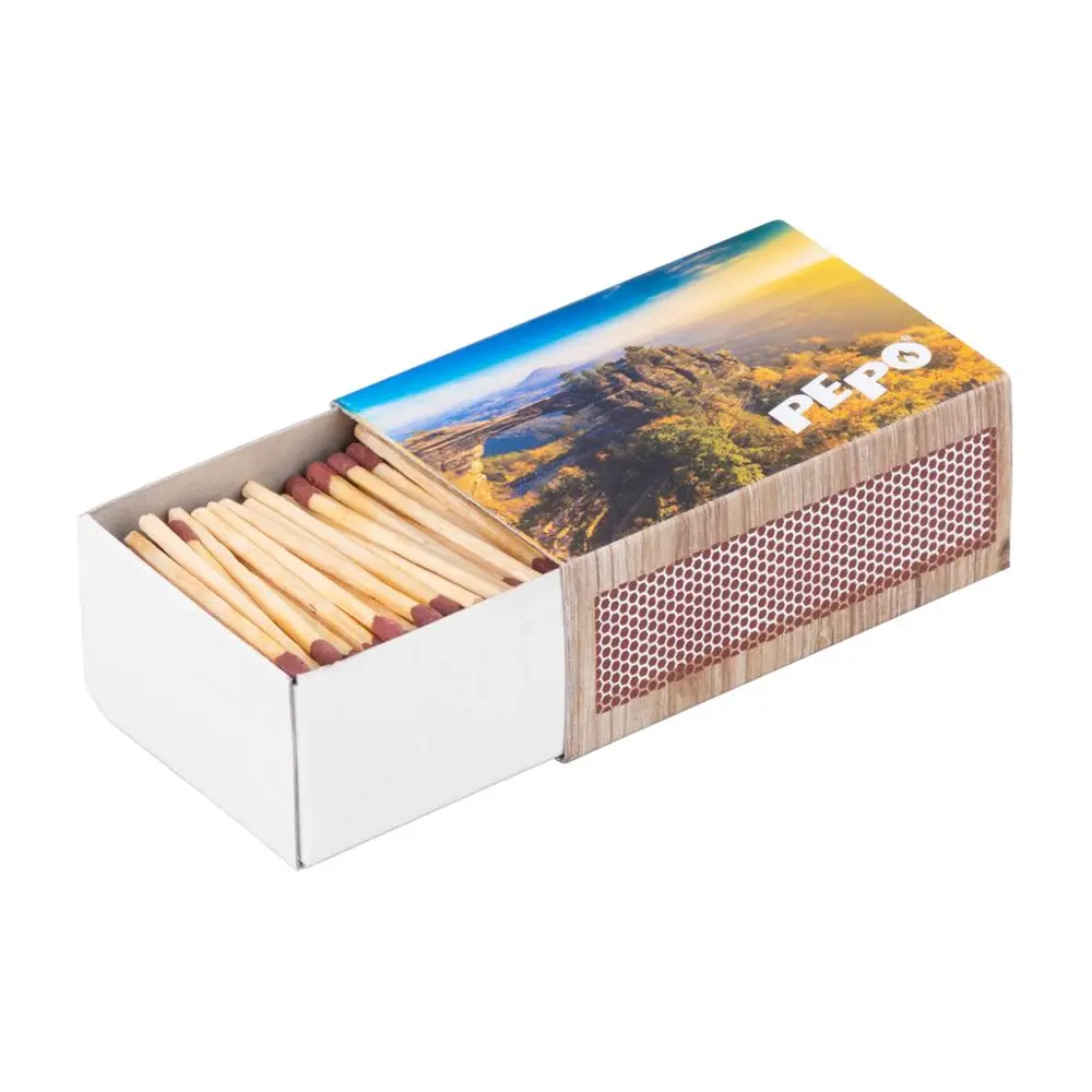 Zápalky PE-PO® s dĺžkou 47 mm sú spoľahlivým spoločníkom pre zapálenie ohňa pri rôznych príležitostiach. S balením obsahujúcim 240 kusov nebudete mať problém s nedostatkom zápaliek ani pri dlhšom pobyte v prírode. Užite si jednoduché a efektívne osvetlenie s týmito praktickými zápalkami.