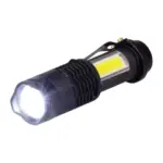ktorá nie je súčasťou balenia. Doba svietenia sú 4 hodiny. Rozmery: 940x250 mm. Svietivosť je 65 lm pri LED svetle a 70 lm pri COB bočnom svetle 70 lm. Obsahuje ZOOM - vďaka nej si dokážete svetlo ešte viac priblížiť na bod sledovania.