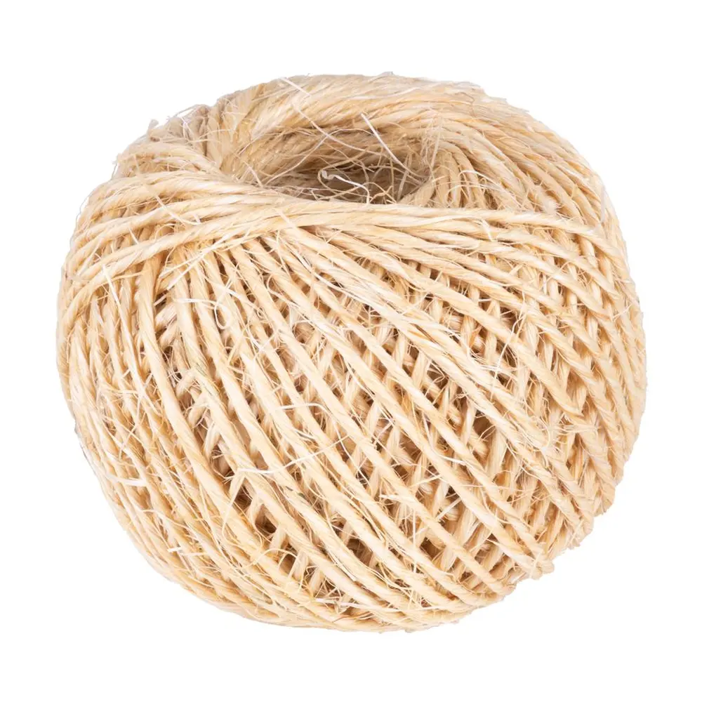 Motúz Sisal Natural by nemal chýbať vo vašej domácnosti. Jeho dĺžka je 60 m. Je vhodný tiež na zdobenie a tvorenie prírodných dekorácii.