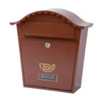 Elegantná poštová schránka v hnedej farbe. Obsahuje časť na letáky. Rozmery: 37x14x37 cm.