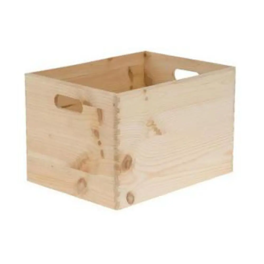 Drevená krabica s rozmermi 40x30x14 cm je ideálnym riešením pre uskladnenie a organizovanie vašich vecí doma alebo v kancelárii. S úchytmi na stranách je ľahko prenosná a jej jednoduchý dizajn dodáva priestoru rustikálny šarm.