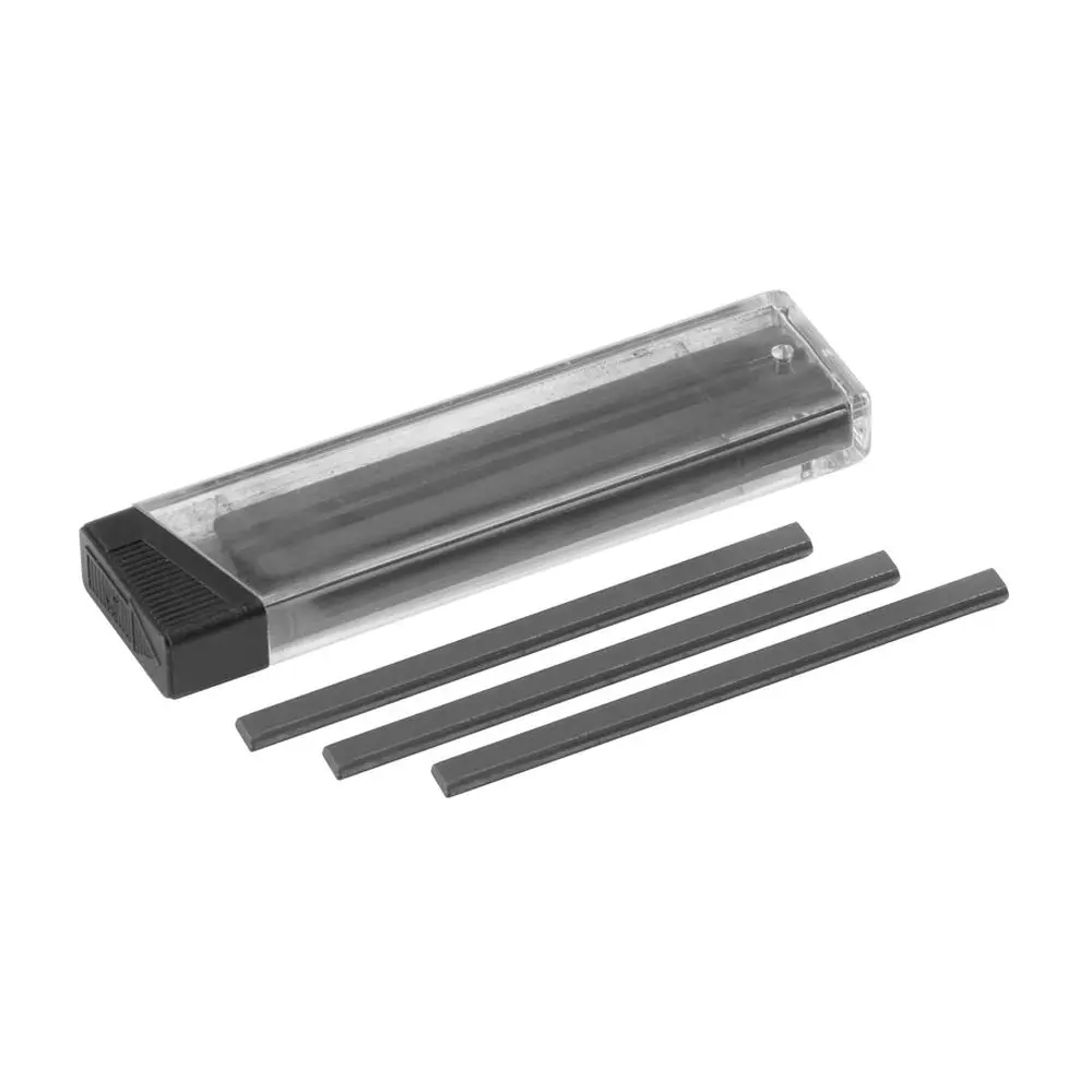 Náhradné čierne tuhy na výsuvnú ceruzku so sponou. Tvrdosť HB. Rozmer: 4x2x60 mm.