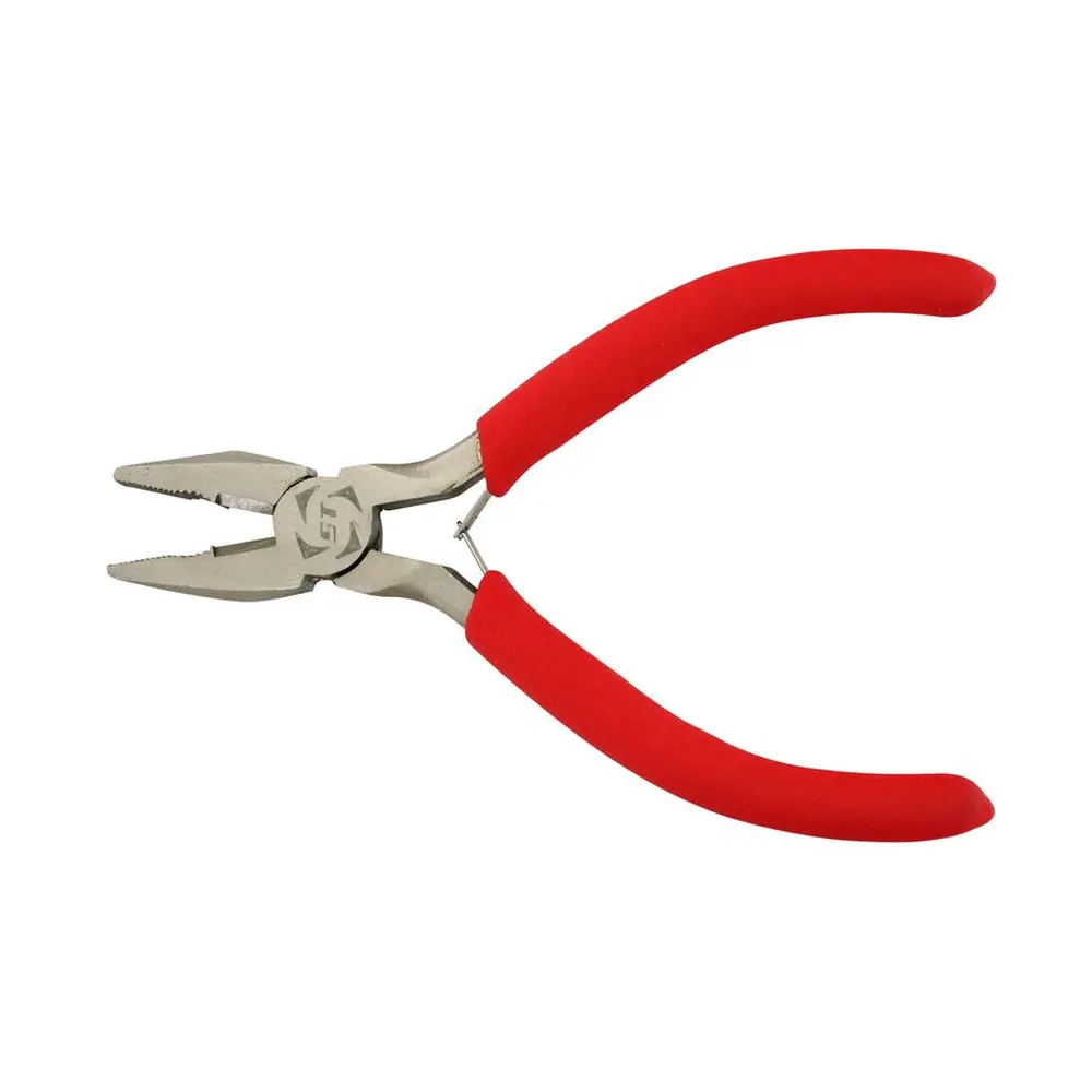 Kliešte kombinované Strend Pro by nemali chýbať vo vašej dielni. Slúžia na uchopenie plochého a kruhového materiálu s ergonomickými rúčkami a protišmykovým vrúbkovaním. Majú široké využitie v každej dielni či v domácnosti. Dlhá životnosť. Dĺžka: 115 mm.