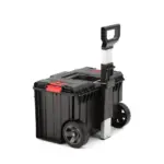 Veľký box na náradie na kolieskach zabezpečuje vynikajúcu mobilitu modulárnych systémov Qbrick. Dve pogumované kolesá namontované na kovovej osi umožňujú bezpečnú prepravu aj zložitých súprav. Teleskopická rukoväť