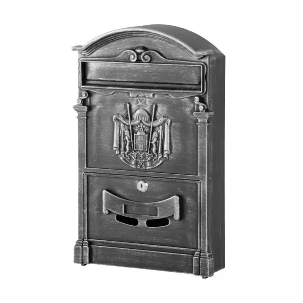 <p>Elegantná poštová schránka v antickom štýle sivej farby. Rozmery: 26x9x41 cm. Materiál: hliník.</p>