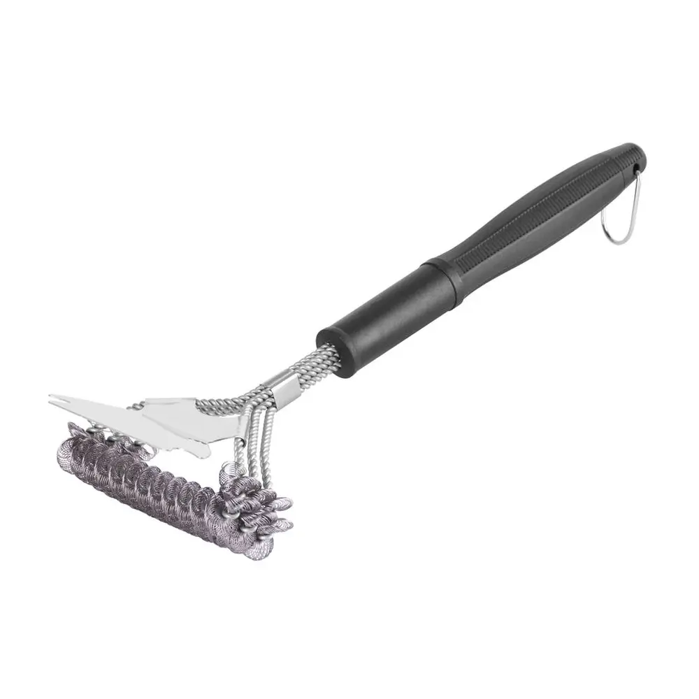 Kefa na čistenie grilu Strend Pro Grill slúži na odstránenie nečistôt z grilovacieho roštu. Má čiernu plastovú rúčku pre lepšie uchopenie. Na nej je umiestnená valcová kefa z pozinkovaného drôtu a škrabka na zvyšky jedál z nerezu. Nemusíte sa báť prípadného poškodenia alebo poškriabania grilovacieho roštu. Rozmery: 41