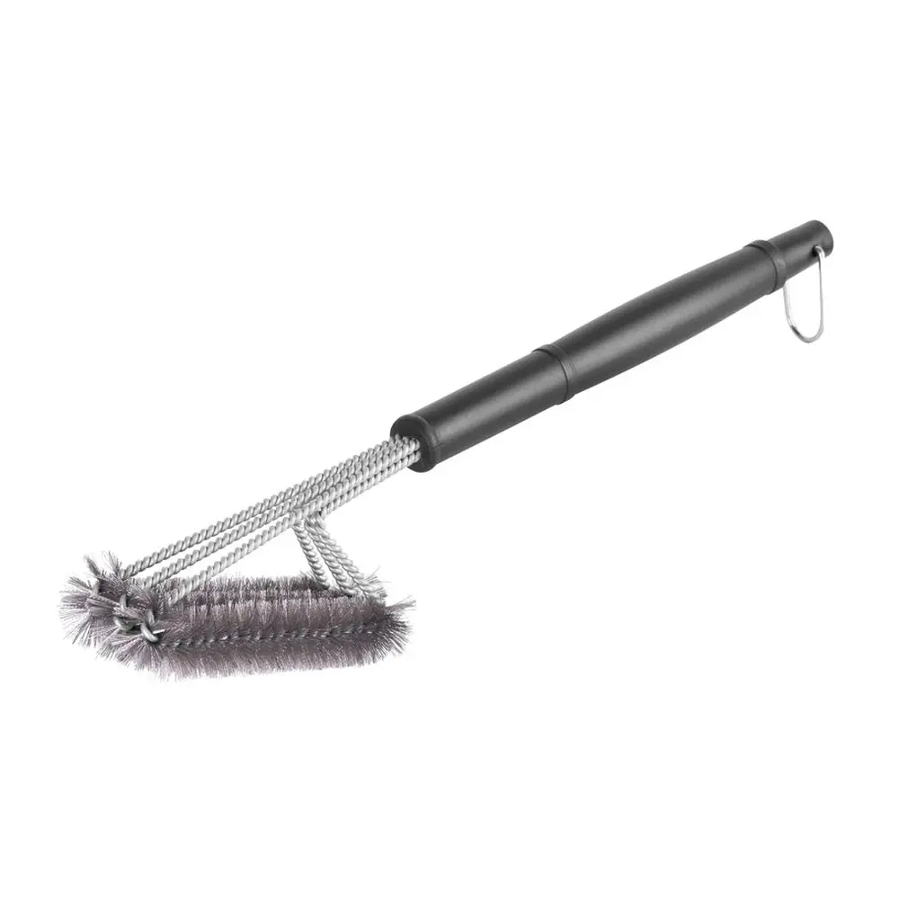Kefa na čistenie grilu Strend Pro Grill slúži na odstránenie nečistôt z grilovacieho roštu. Má čiernu plastovú rúčku pre lepšie uchopenie. Na nej je umiestnená valcová kefa z pozinkovaného drôtu. Nemusíte sa báť prípadného poškodenia alebo poškriabania grilovacieho roštu. Rozmery: 44x7x10 cm.