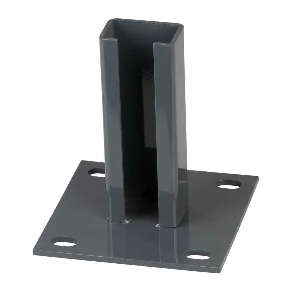 Pätka Strend Pro EUROSTANDARD je špeciálne navrhnutá pre ukotvenie stĺpikov s rozmermi 60x40 mm. V elegantnej antracitovej farbe RAL7016 poskytuje spoľahlivú a estetickú podporu pre vaše plotové stĺpiky. S touto pätou získate spoľahlivý a dlhotrvajúci základ pre vašu plotovú konštrukciu.