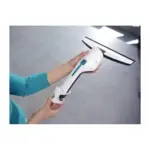 dlaždice. Extra ľahký a ergonomicky tenký dizajn pre jedinečné jednoduché používanie. Nádržka na vodu je zabudovaná priamo do rukoväte čo umožňuje rýchle čistenie až na dolné okraje okna – bez narážania na parapet. Nádržka sa ľahko a rýchlo sa vyprázdňuje. Vodeodolnosť IPX7.