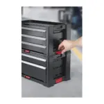 že uskladnené veci zostanú nepoškodené. Povrch je odolný voči poveternostným vplyvom aj voči UV žiareniu. Skrinku je preto možné umiestniť do vonkajších aj do vnútorných priestorov. Montáž je veľmi jednoduchá. Maximálna zátaž je 200 kg. Podstava skrinky je vybavená kolieskami