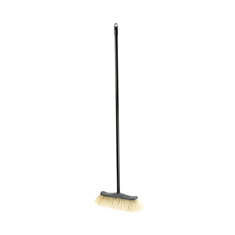 Univerzálna metla GECO s plastovou násadou dlhou 120 cm. Šírka zametacej časti je 30 cm.