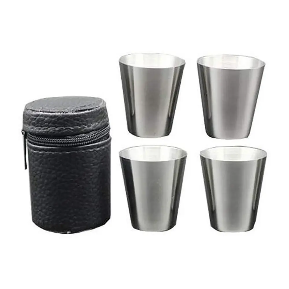 4 štamperlíky MagicHome v koženkovom puzdre. Štamperlíky s objemom 30 ml sú vyrobené z nerezu.  
