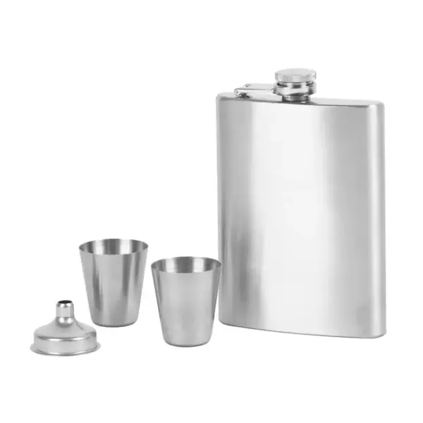 <p>Sada ploskačky a 2 štamperlíkov v darčekovom balení. Ploskačka s objemom 235 ml a štamperlíky s objemom 30 ml sú vyrobené z nerezu. Balenie obsahuje aj lievik pre pohodlnejšie nalievanie nápoja z ploskačky.</p>