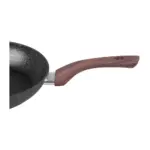 táto panvica je pre Vás ako stvorená. Panvica MagicHome Black Marble Line je vyrobená zo zliatiny hliníka s nepriľnavým povrchom a 3-vrstvovým mramorovým náterom. Má 3 mm indukčné dno