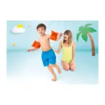 Detské nafukovacie rukávniky Intex® 58642EU Deluxe sú určené pre deti vo veku od 3 do 6 rokov a poskytujú bezpečnú podporu pri výučbe plávania. Vďaka rozmerom 23 × 15 cm a dvojkomorovému systému zaisťujú stabilitu a pohodlie pri pohybe vo vode.