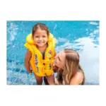 Detská nafukovacia vesta Intex® 58660 Pool School Deluxe je určená pre deti vo veku od 3 do 6 rokov a poskytuje dodatočnú bezpečnosť pri pohybe vo vode. Vďaka rozmerom 50 × 47 cm dobre obopne telo dieťaťa a pomáha mu získať istotu počas plávania.