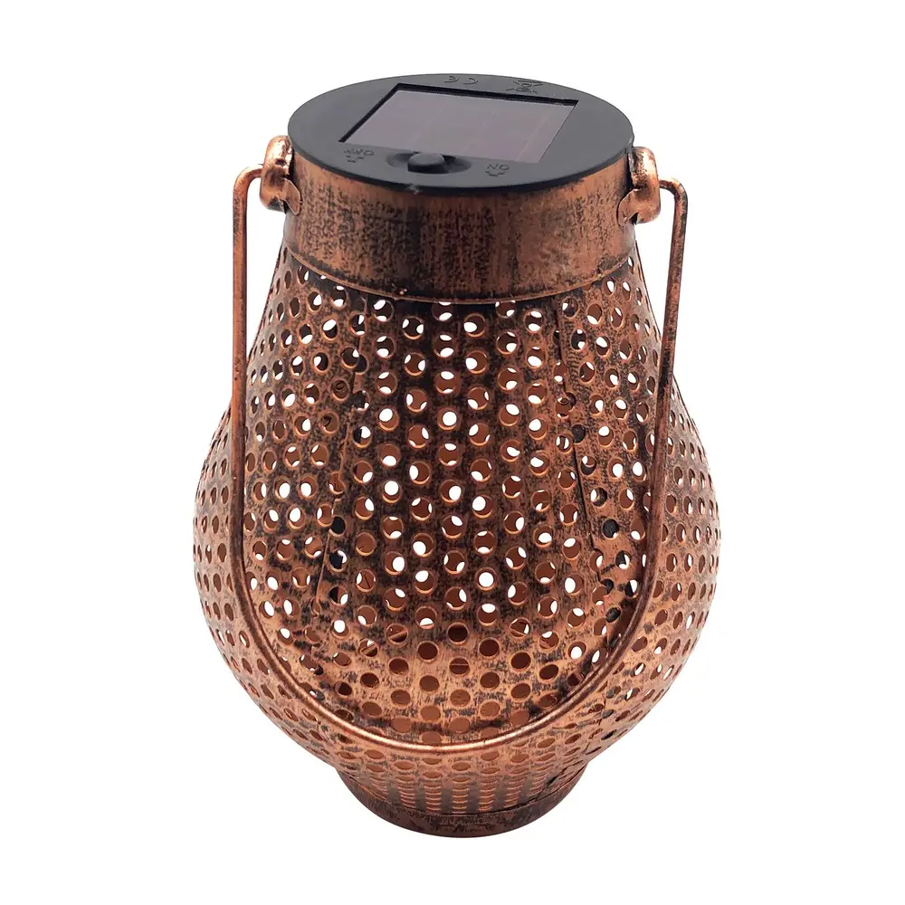 Solárny lampáš MagicHome skvele dotvorí atmosféru vo Vašej záhrade. Obsahuje nabíjateľnú batériu. Vodeodolné. Rozmery: 11x17 cm.