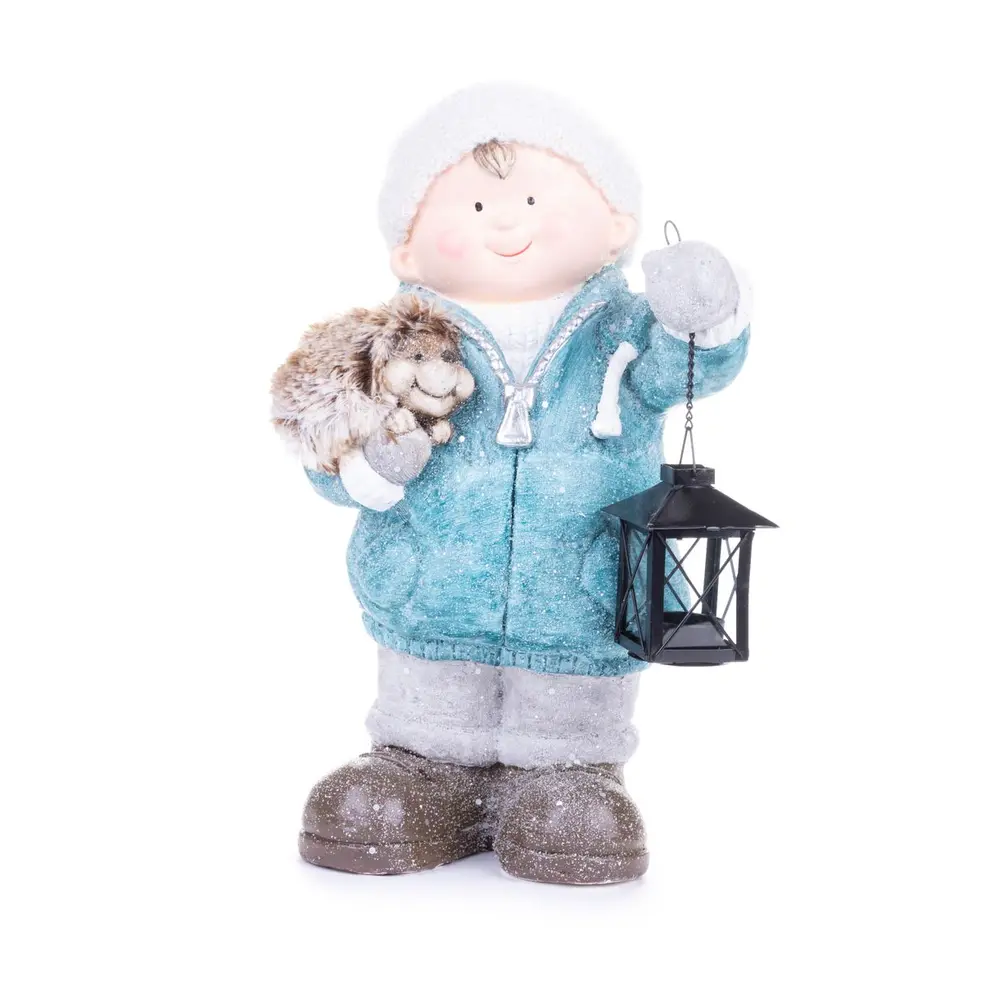 Krásna postavička MagicHome chlapček s lampášom a ježkom skrášli váš domov počas vianočného obdobia. Postavička je vyrobená z keramiky a jej rozmery sú 23x20x39