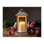 Lampáš MagicHome je vkusným doplnkom vášho interiéru počas vianočných sviatkov. Je to vianočná dekorácia s LED osvetlením. Farba LED je teplá biela. Trieda ochrany je IP20 a dekorácia je vhodná do interiéru. Disponuje plápolaním plameňa a ON/OFF spínačom. Napájanie zabezpečujú 3 x AAA batérie