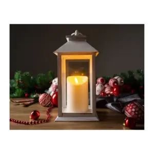 Lampáš MagicHome je vkusným doplnkom vášho interiéru počas vianočných sviatkov. Je to vianočná dekorácia s LED osvetlením. Farba LED je teplá biela. Trieda ochrany je IP20 a dekorácia je vhodná do interiéru. Disponuje plápolaním plameňa a ON/OFF spínačom. Napájanie zabezpečujú 3 x AAA batérie