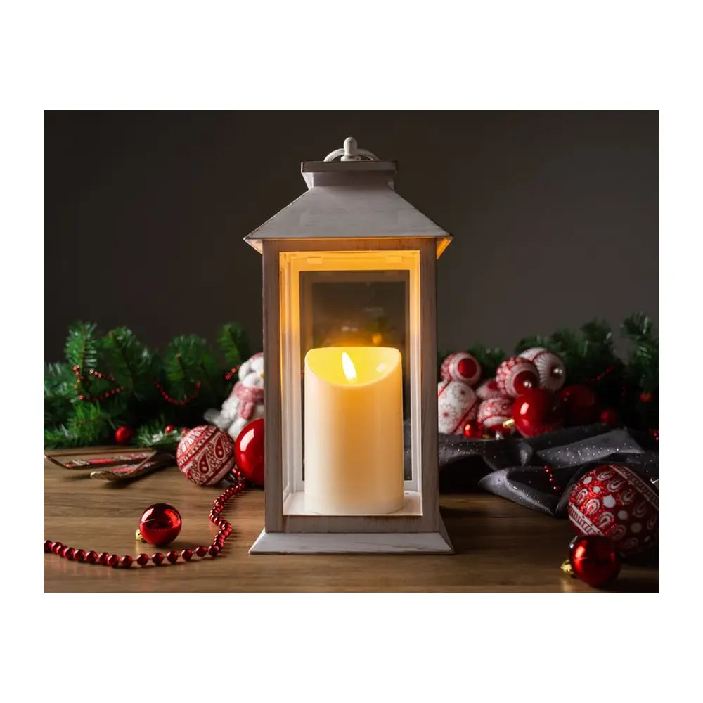 Lampáš MagicHome je vkusným doplnkom vášho interiéru počas vianočných sviatkov. Je to vianočná dekorácia s LED osvetlením. Farba LED je teplá biela. Trieda ochrany je IP20 a dekorácia je vhodná do interiéru. Disponuje plápolaním plameňa a ON/OFF spínačom. Napájanie zabezpečujú 3 x AAA batérie