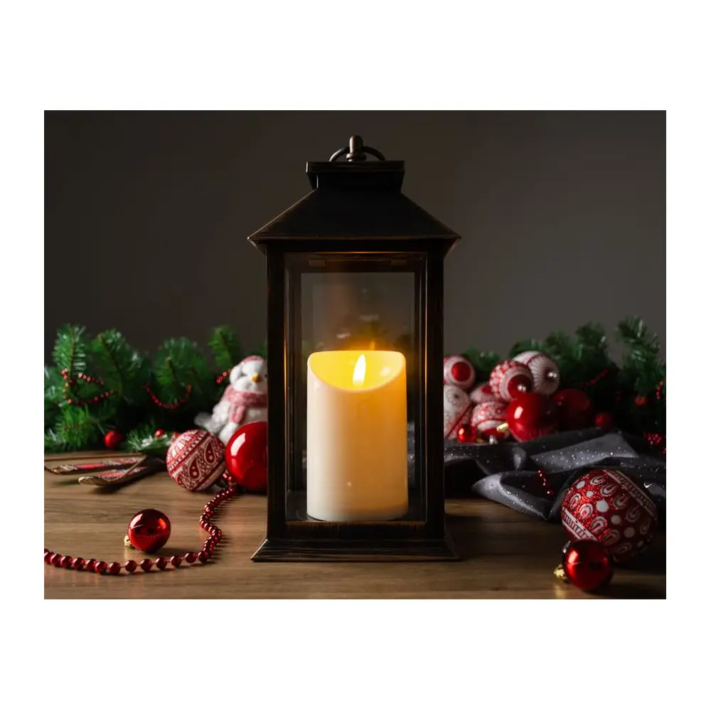Lampáš MagicHome je vkusným doplnkom výbavy vášho interiéru počas vianočných sviatkov. Je to vianočná dekorácia s LED osvetlením. Farba LED je teplá biela a počet LED je 1. Trieda ochrany je IP20 a dekorácia je vhodná do interiéru. Napájanie zabezpečujú 3 x AAA batérie. Disponuje plápolaním plameňa a ON/OFF spínačom. Svetelné zdroje nie sú vymeniteľné. Rozmer je 14x14x33 cm.