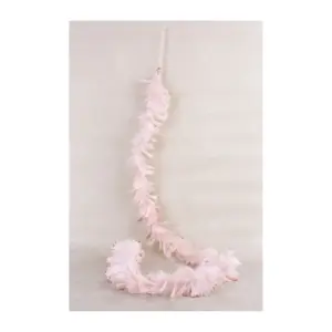 Girlanda MagicHome by nemala chýbať vo výbave vášho interiéru počas vianočných sviatkov. Girlanda je páperová. Farba je ružová. Priemer girlandy je 3 cm a dĺžka je 150 cm. Balenie obsahuje 4 ks.