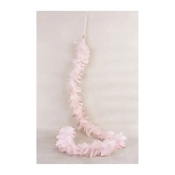 Girlanda MagicHome by nemala chýbať vo výbave vášho interiéru počas vianočných sviatkov. Girlanda je páperová. Farba je ružová. Priemer girlandy je 3 cm a dĺžka je 150 cm. Balenie obsahuje 4 ks.
