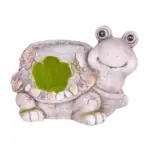 Dodajte svojej záhrade eleganciu a neošúchanosť ! Záhradná keramická dekorácia Korytnačky v prírodnej farbe a poťahom imitácie trávy určite skrášli každý vonkajší priestor. Do dekorácie si posaďte svoj oľúbený kvet. Rozmery: 38x29