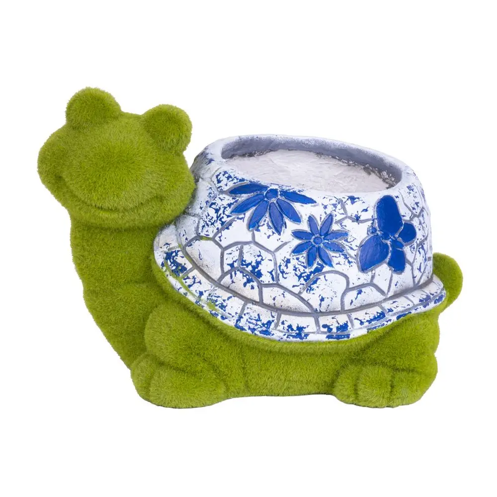 Dodajte svojej záhrade eleganciu a neošúchanosť ! Záhradná keramická dekorácia Korytnačky s modrým ornamentom a poťahom imitácie trávy určite skrášli každý vonkajší priestor. Do dekorácie si posaďte svoj oľúbený kvet. Rozmery: 33x24x23 cm.