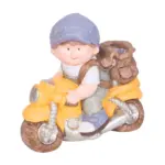 Krásne prepracovaný Chlapček na motorke MagicHome dodá šmrnc Vašej záhrade. Zadnú časť môžete využiť ako kvetináč a zasadiť si tam kvet. Rozmery: 38x20x36 cm.
