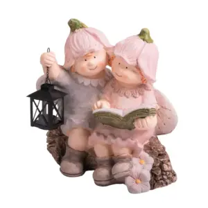 Krásna dekorácia Chlapček a dievčatko MagicHome s knihou a lampášom dodá šmrnc Vašej záhrade. Do lampášu pridajte sviečku a bude krásne svietiť. Rozmery: 32