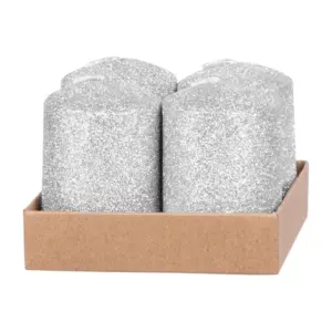Sviečka MagicHome je krásnym doplnkom do vášho domova. Zažijete s ňou príjemné chvíle pri hrejivom plameni. Farba je strieborná s glitrami. Jej rozmer je 4x6 cm.