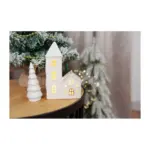 Oživte svoj domov s očarujúcou dekoráciou MagicHome! Tento porcelánový domček s kostolom v bielej farbe je ideálna dekorácia.